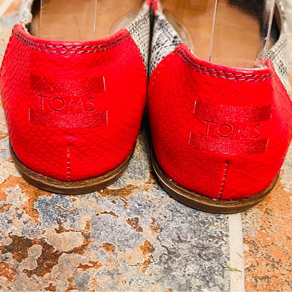 🌹Toms Snake/Python Print Red, Black & White Flats! - Picture 10 of 13